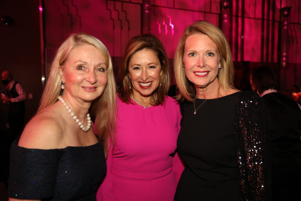 Board Chair Andrea Weiss, DG President & CEO Lisa Gurwitch and Vitamin Shoppe CEO Sharon Leite