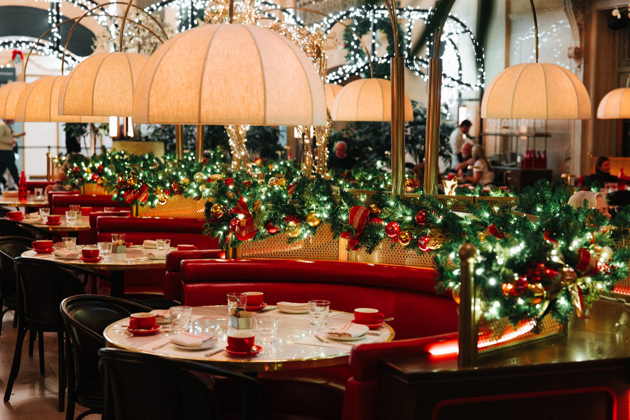 Holiday Magic at Grand Brasserie - POP STYLE TV